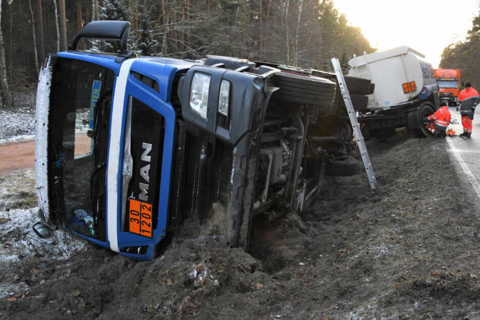 Die Unfallstelle am Freitagmorgen: Der Lkw war bei dem Unfall umgekippt.
