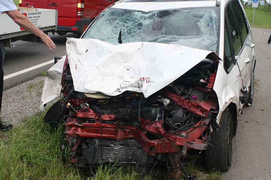 Das Auto wurde stark beschädigt.