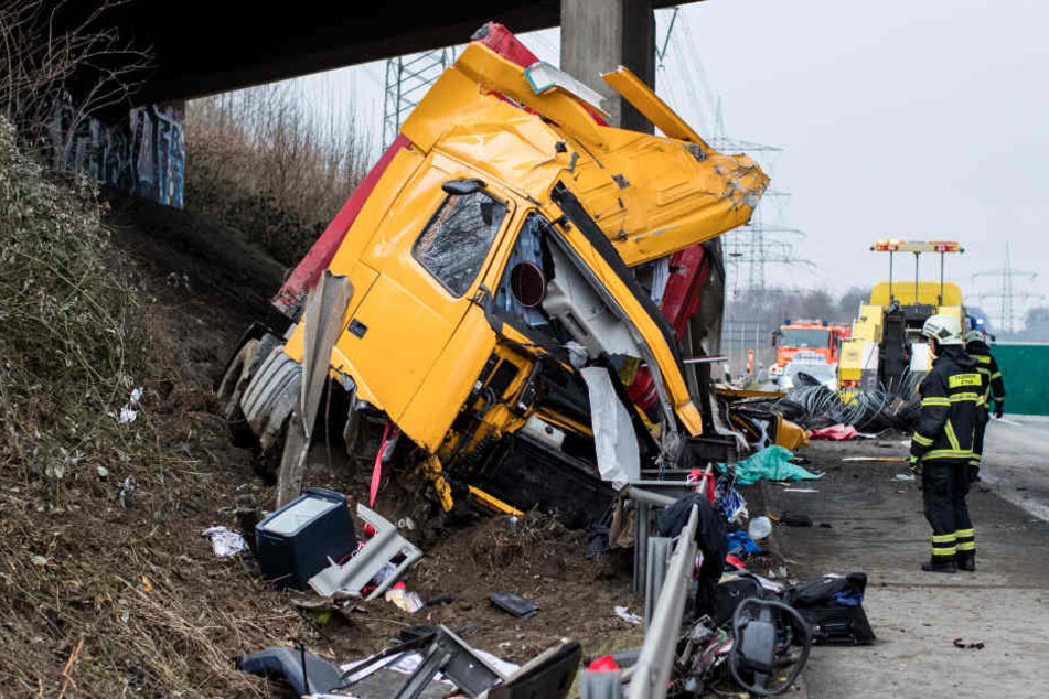 Der Fahrer prallte mit dem Lkw gegen den Brückenpfeiler.