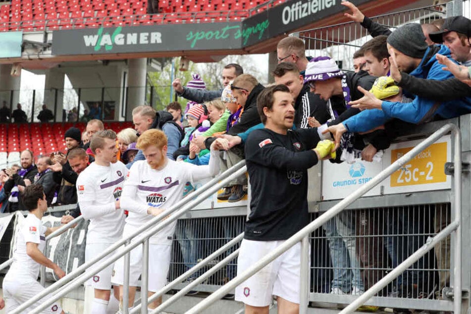 Die FCE-Fans sind eine Wucht. Über 4000 waren mit in Nürnberg und
unterstützten das Team. Kapitän Martin Männel bedankte sich nach dem Spiel
dafür. Auch gegen Hannover werden sie wieder hinter der Mannschaft stehen, die
Partie ist so gut wie ausverkauf
