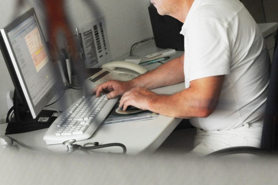 Egal ob am Telefon oder an Computern, Online-Diagnosen sind jetzt möglich. (Symbolbild)