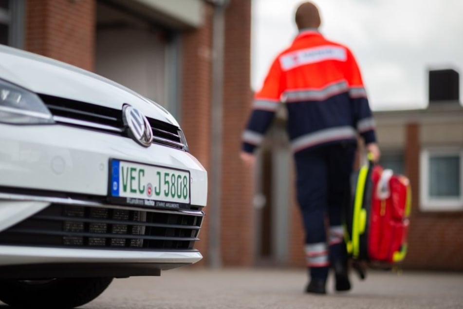Damit die Rettungswagen nicht unnötig mit Blaulicht losfahren, sollen die Notfallsanitäter im Oldenburger Land zum Einsatz kommen.