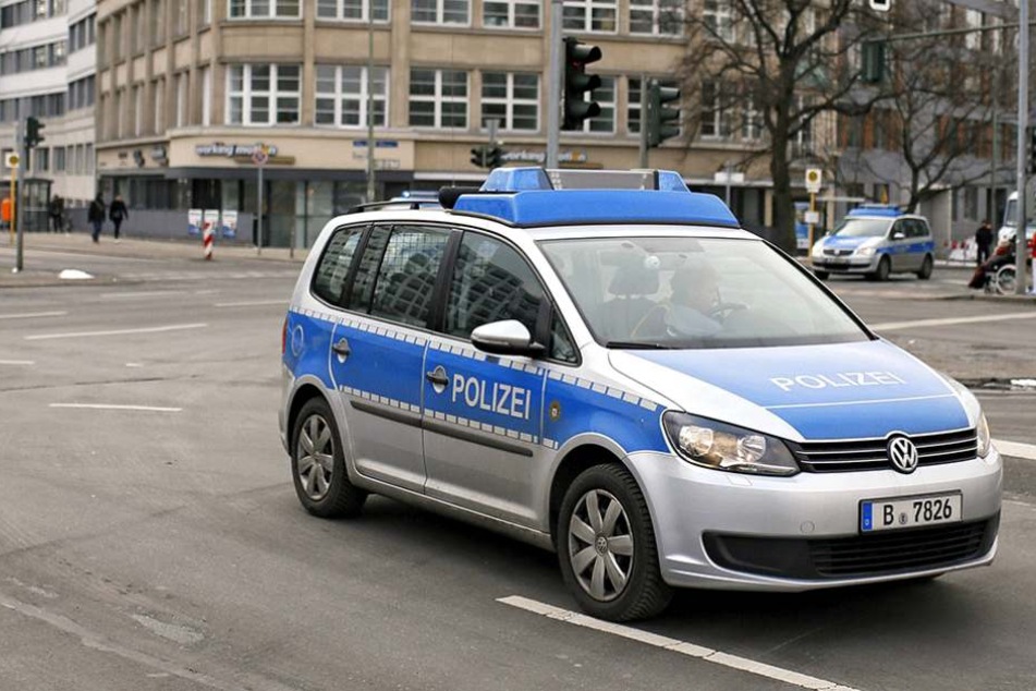 An einem Streifenwagen der Berliner Polizei hinterließ ein Mädchen einen Strafzettel.