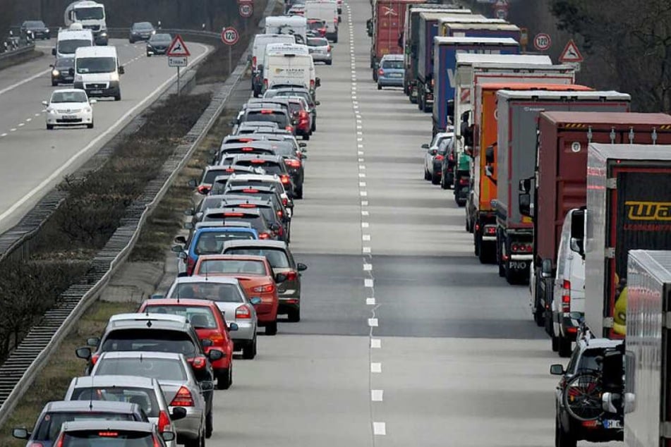 Wer künftig keine Rettungsgasse bildet, soll mehr als 300 Euro zahlen.