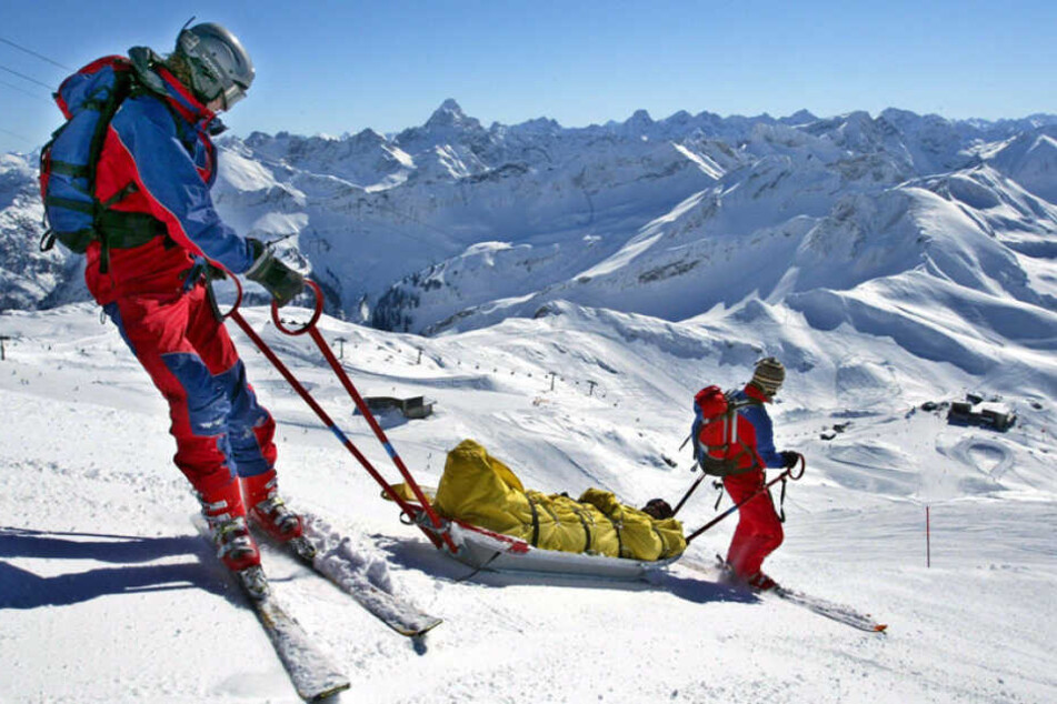 Die Rettungskräfte brachten den 17-Jährigen in ein Krankenhaus, wo er später starb. (Symbolbild)