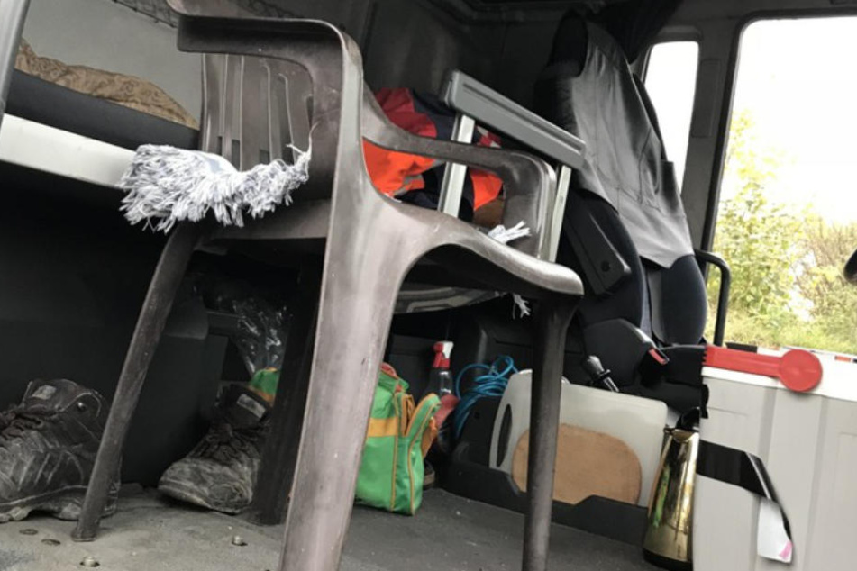 Die Beifahrerin fuhr auf diesem Gartenstuhl auf der Autobahn, während das Kind auf dem Bett im Führerhaus spielte.