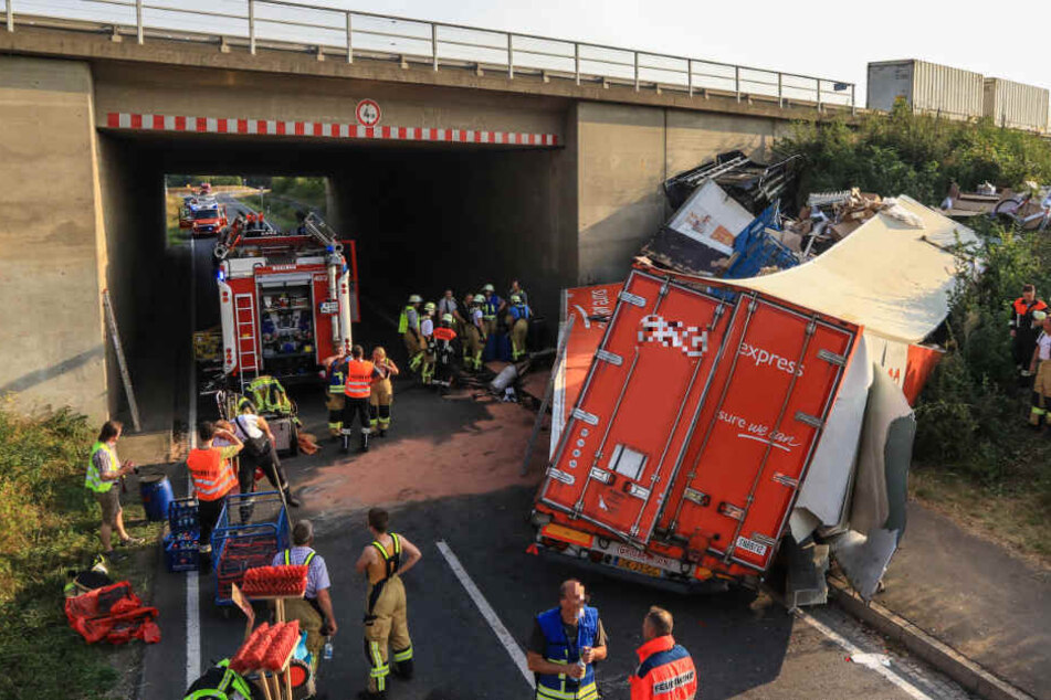Das verbogene Lkw-Wrack lag mitten auf der Fahrbahn der Staatsstraße 2420.