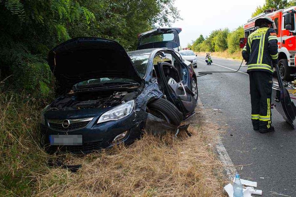 Die Opelfahrerin musste von der Feuerwehr aus dem Wrack befreit werden.