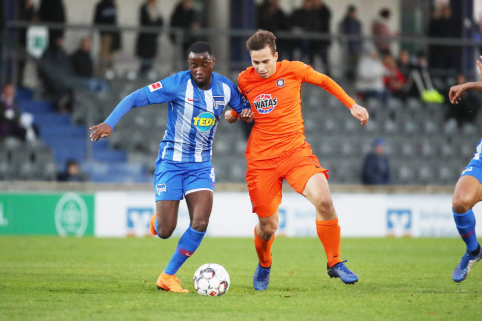 Maximilian Pronichev (r., gegen den Herthaner Ernesto Panzu) wird aller Voraussicht nach zurück zu seinem alten Verein gehen.