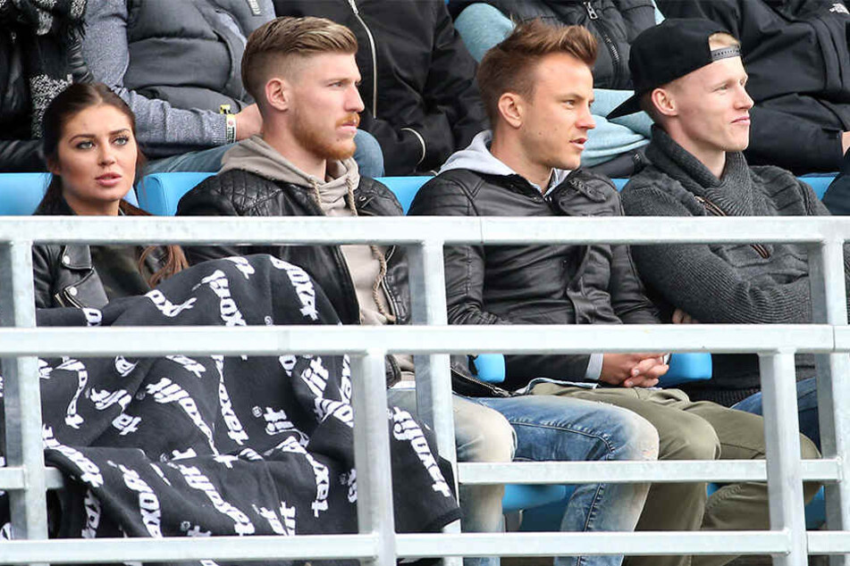Stammplatz Tribüne: Hier saß Fabian Stenzel (M.) in der Rückrunde oft. Links Teamkollege Philip Türpitz, rechts Tom Scheffel.