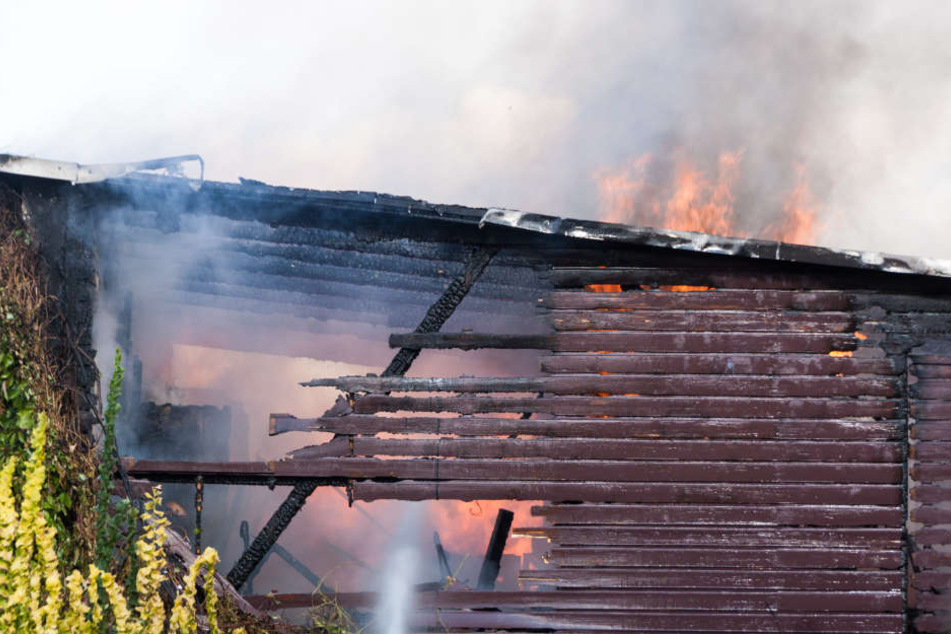 Beim Verlegen von Dachpappe fing der Schuppen plötzlich Feuer.