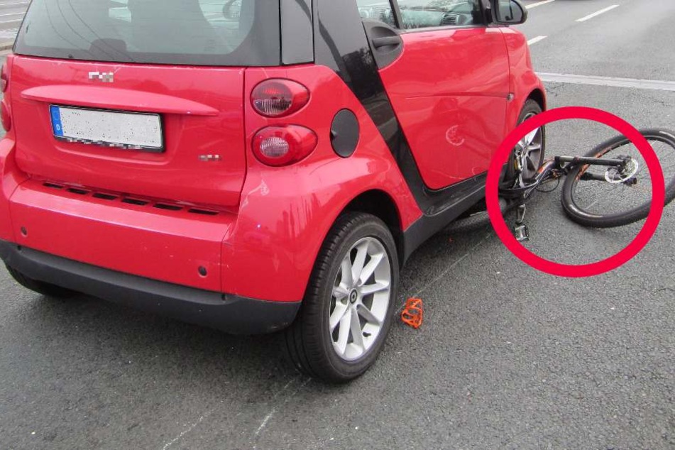 Das Fahrrad geriet unter die Räder des Smart.