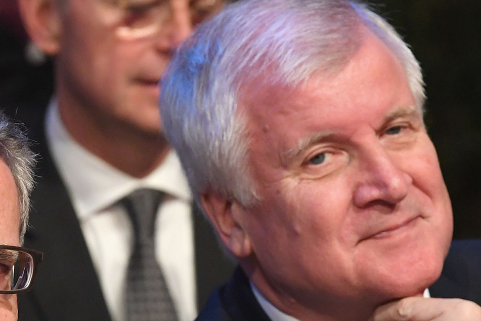 62 Prozent der Bürger der Ansicht, dass sich Seehofer von seinen politischen Ämtern zurückziehen sollte.