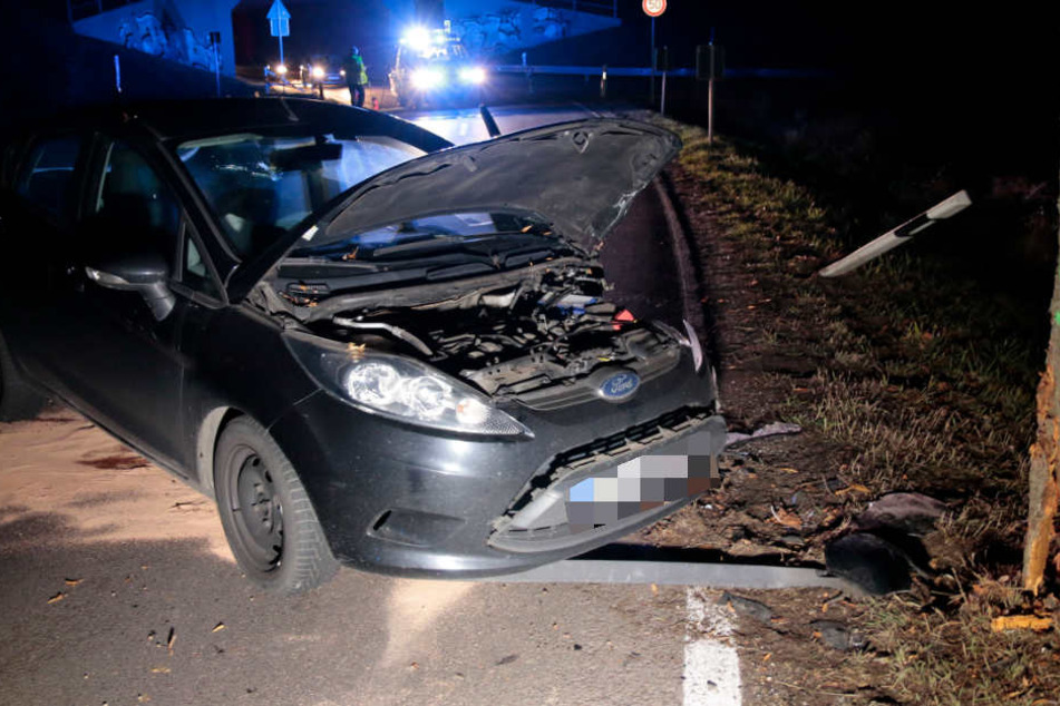 In einer Rechtskurve war der Mann mit seinem Auto von der Fahrbahn abgekommen und gegen einen Baum geprallt.