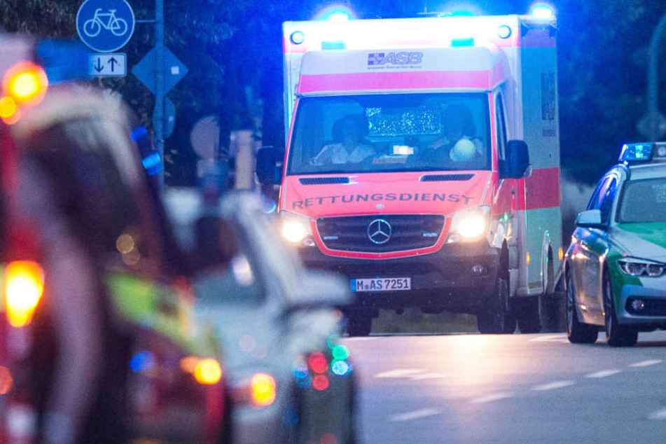 Immer wieder mussten in ganz Bayern an Silvester Rettungskräfte ran. (Archivbild)