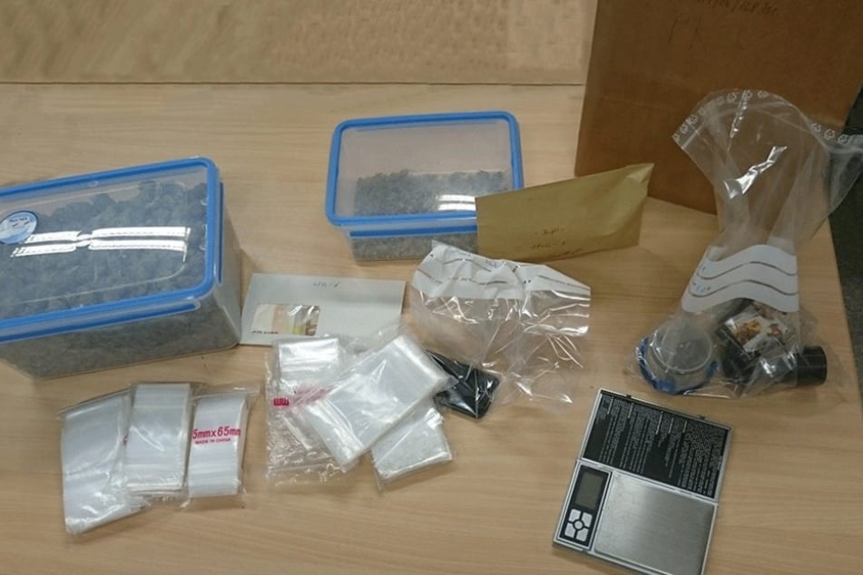 Die Polizei stellte Bargeld und mehr als ein halbes Kilo Marihuana sicher.