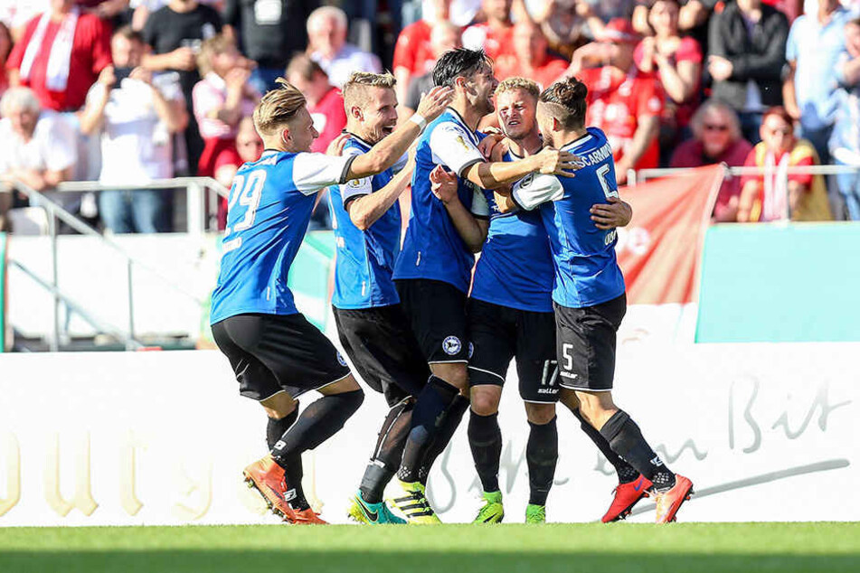Hier wird der Sieg im Elfmeterschießen gegen Rot-Weiss Essen gefeiert.