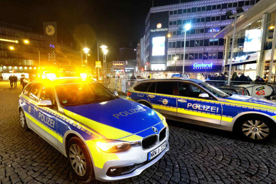 Die Streifenbeamten zogen sofort ihre Waffen, als sie den Mann mit seiner Machete sahen. (Symbolbild)