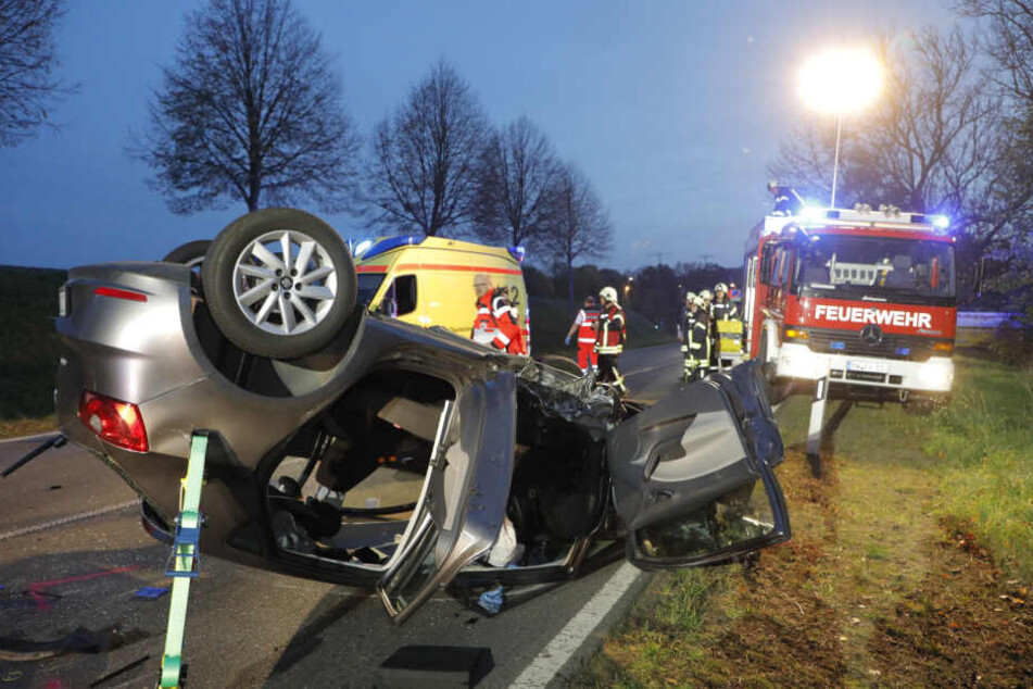 Eines der Fahrzeuge überschlug sich. Die Fahrerin musste von der Feuerwehr aus dem Fahrzeug befreit werden.