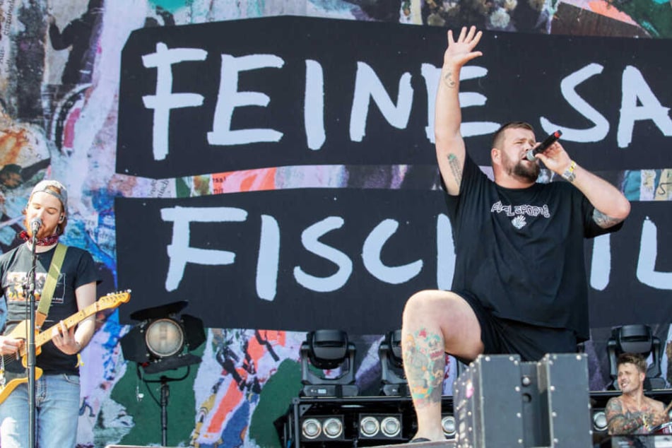 Jan "Monchi" Gorkow (M), Sänger der deutschen Punkband "Feine Sahne Fischfilet", steht beim Open-Air-Festival "Rock im Park" auf der Bühne und singt.