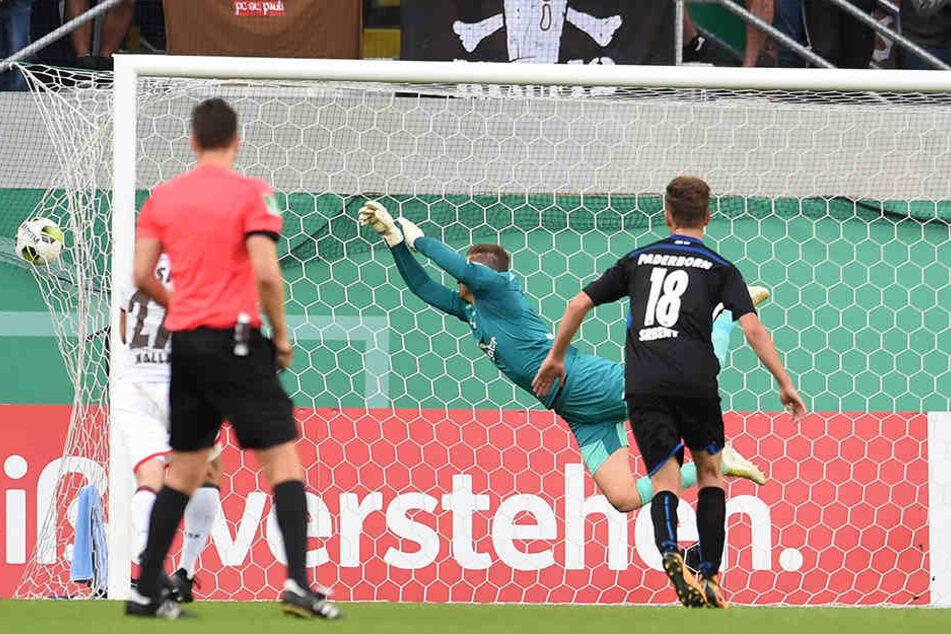 Philipp Heerwagen im Tor der Kiezkicker hatte keine Chance.
