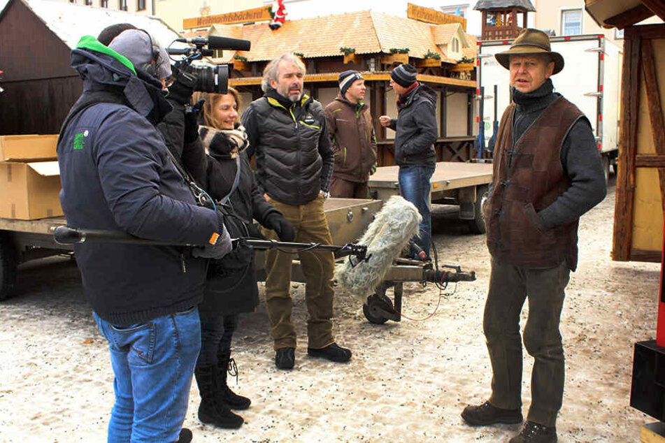 Gedreht wurde unter anderem mit Räucherkerzen-Hersteller Jürgen Huss (re.) an
seiner neuen Karzl-Hütte.