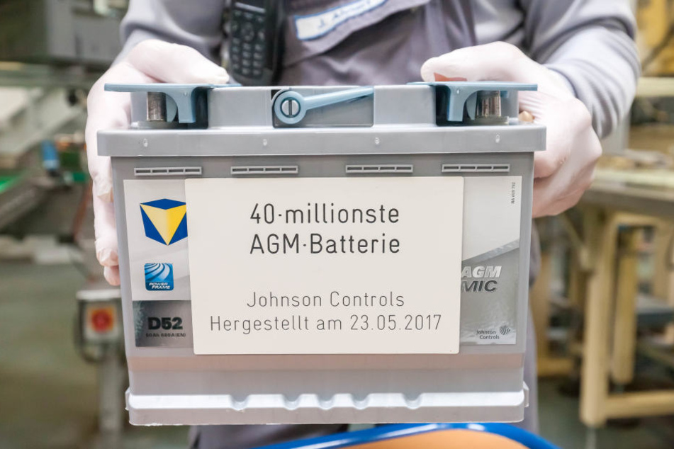 Voller Stolz präsentiert Jürgen Ahnert, seit 37 Jahren im Unternehmen, die 40-millionste Batterie, die seit 2011 bei Johnson Controls produziert wurde.