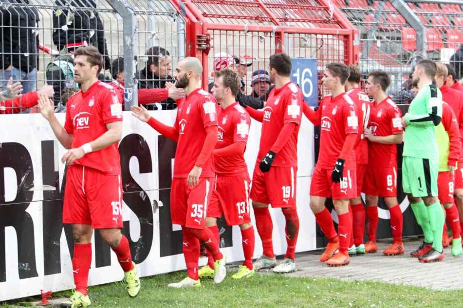Die Zwickauer Spieler bedanken sich artig bei den mitgereisten Fans, die natürlich einmal mehr enttäuscht vom Auftritt ihrer Mannschaft waren.