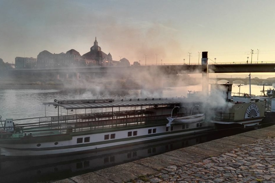 Was den Brand auslöste, war am Donnerstagmorgen zunächst unklar.