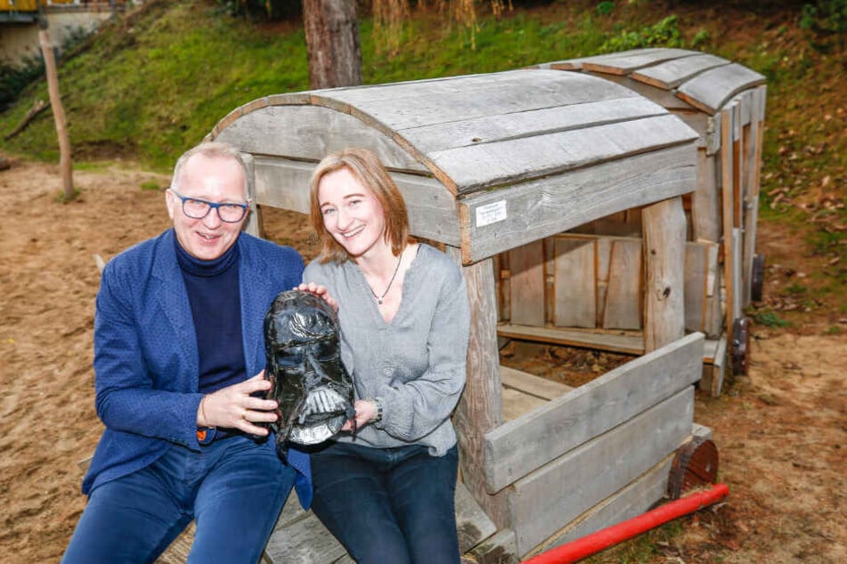Dirk Luther und Katja Hillenbrand mit ihrem Glücksbringer Darth Vader.