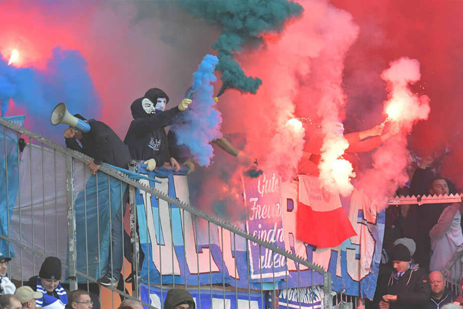 Anhänger des VfL Bochum entzünden vor dem Spiel in Bielefeld Pyrotechnik und Bengalisches Feuer.