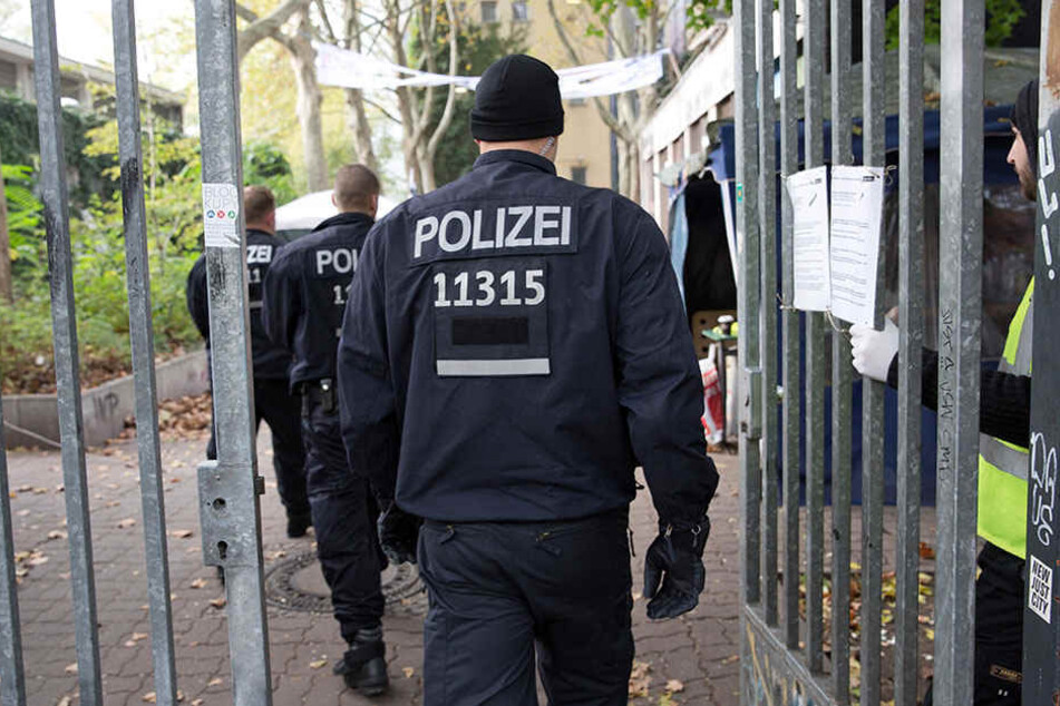 Polizisten betreten die Gerhart-Hauptmann-Schule.