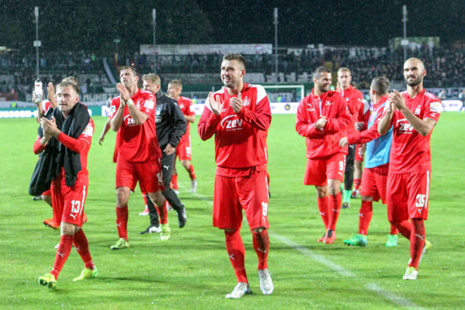 Applaus, Applaus! Der Zwickauer Davy Frick
(M.) lieferte als „Staubsauger“ in Münster
eine ganz starke Partie ab.