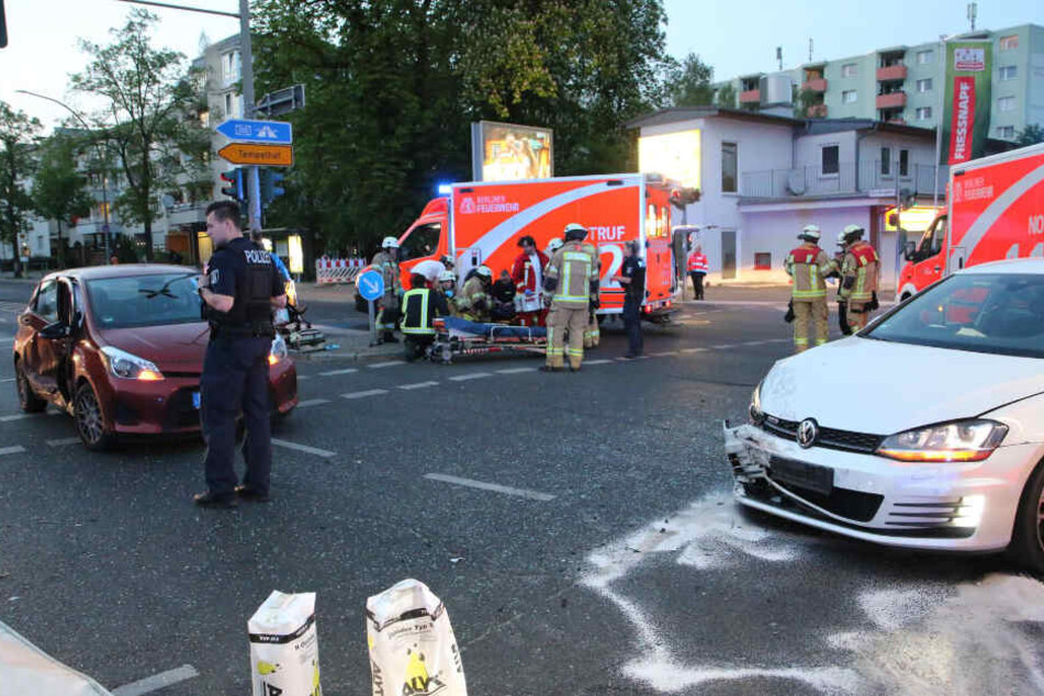 Einsatzkräfte sind vor Ort an der Unfallstelle.