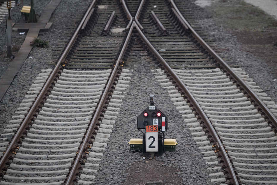 Unbekannte Täter legten ein sechs Meter langes Metallrohr auf die Bahngleise in Stötteritz. Ein vorbeifahrender Lokführer bemerkte den Gegenstand und alarmierte die Polizei.