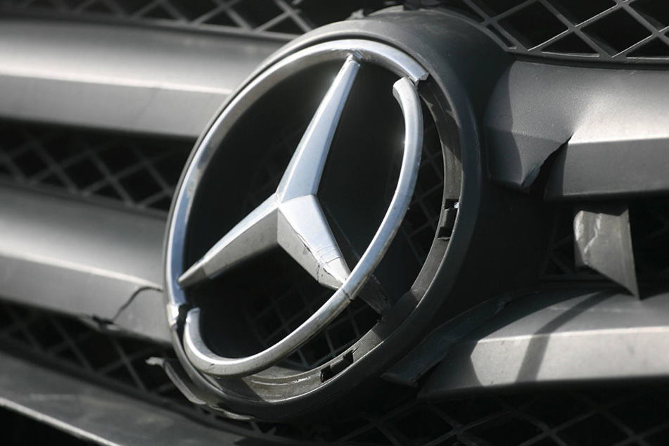 Beim Aufbrechen eines Mercedes stellten sich zwei Männer etwas zu blöd an. Denn durch den Lärm, den sie verursachten, wurde der Besitzer geweckt.