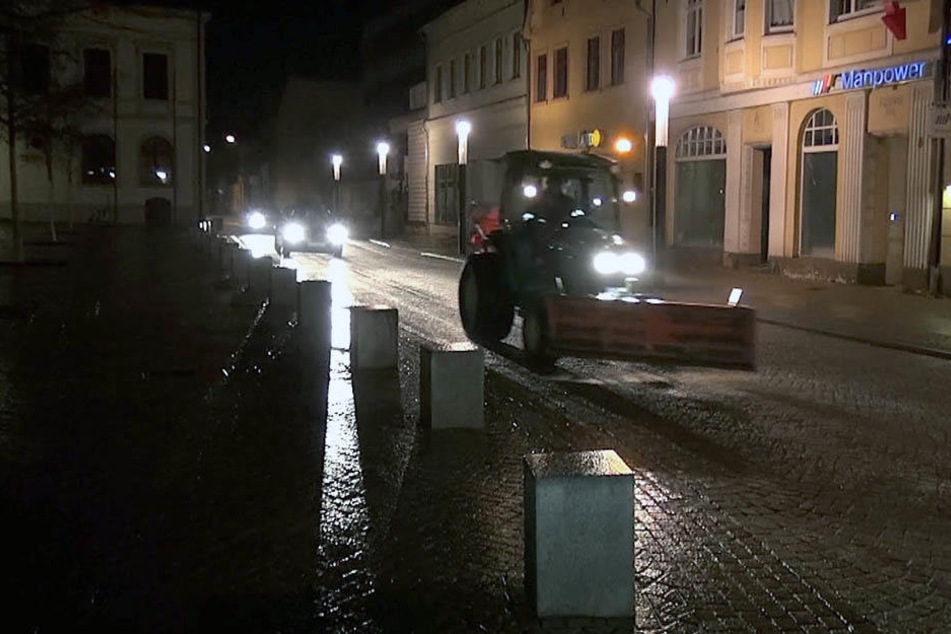 In Haldensleben waren Streufahrzeuge am frühen Morgen unterwegs, um Schlimmeres zu verhindern.