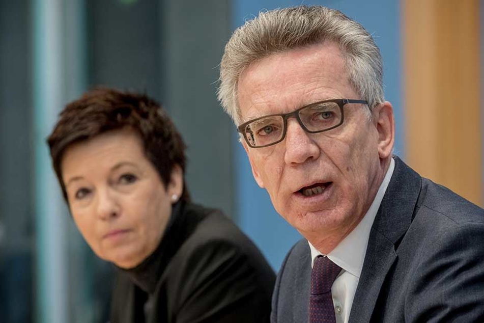 Bundesinnenminister Thomas de Maizière hat die aktuellen Zahlen zu Asylsuchenden vorgestellt.