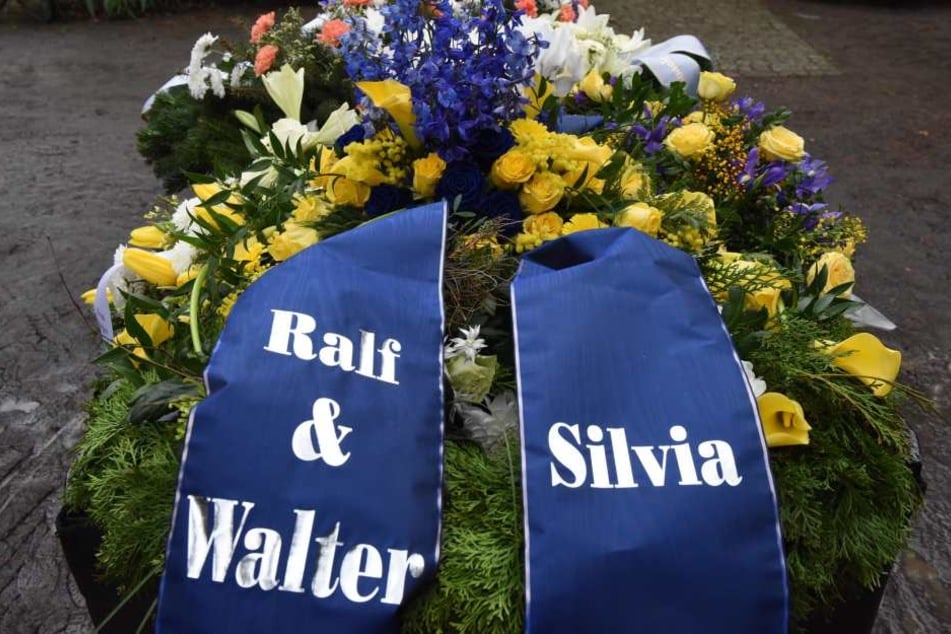 Letzter Gruß an den Cousin. Die Blumen symbolisieren die schwedischen
Nationalfarben Gelb und Blau.