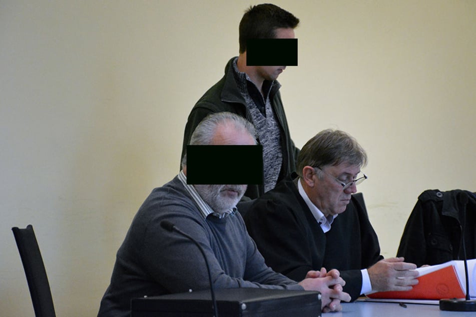Wilfried T. (62, l.) und Stephan T. (24, r.) mussten am Donnerstag vor Gericht.
