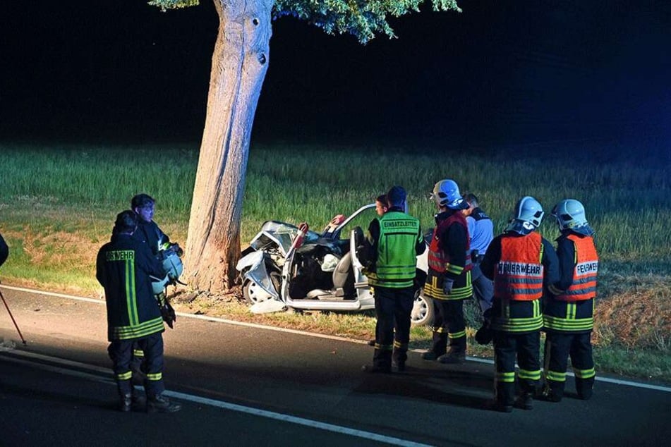 Die Rettungskräfte konnten mit Hilfe von schwerem Gerät den Fahrer aus dem Auto-Wrack befreien.