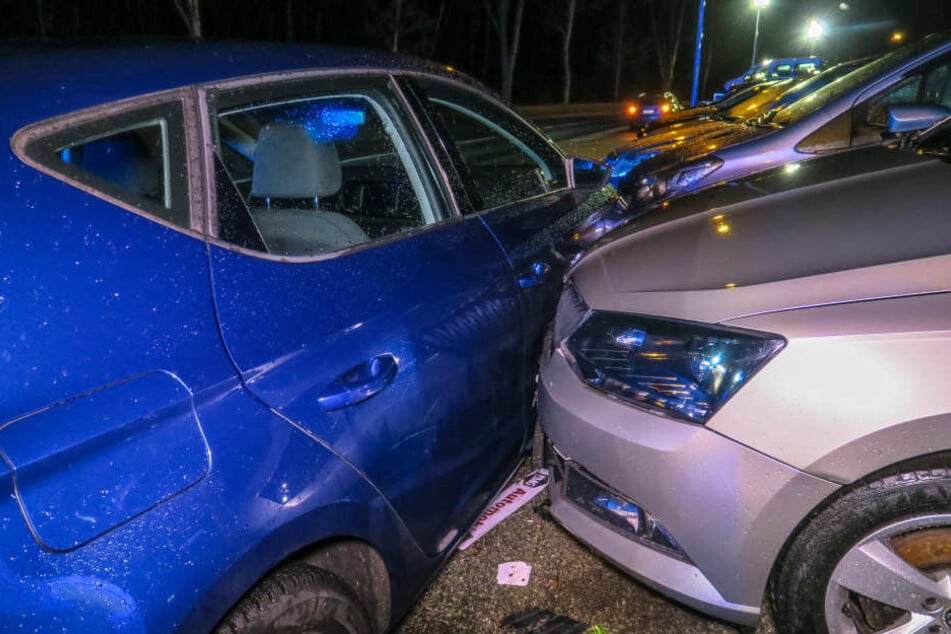 Der Seat krachte gegen zwei abgestellte Autos.