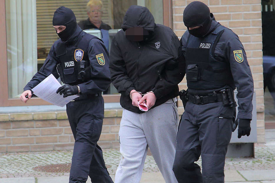 Mit der Kapuze tief ins Gesicht gezogen, trat dieser Kameradschaftler vor Gericht.