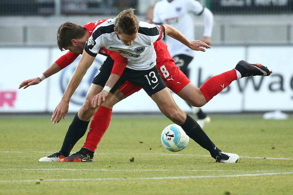 Jonas Nietfeld (hinten) kämpft gegen Ole Kittner verzweifelt um den Ball.