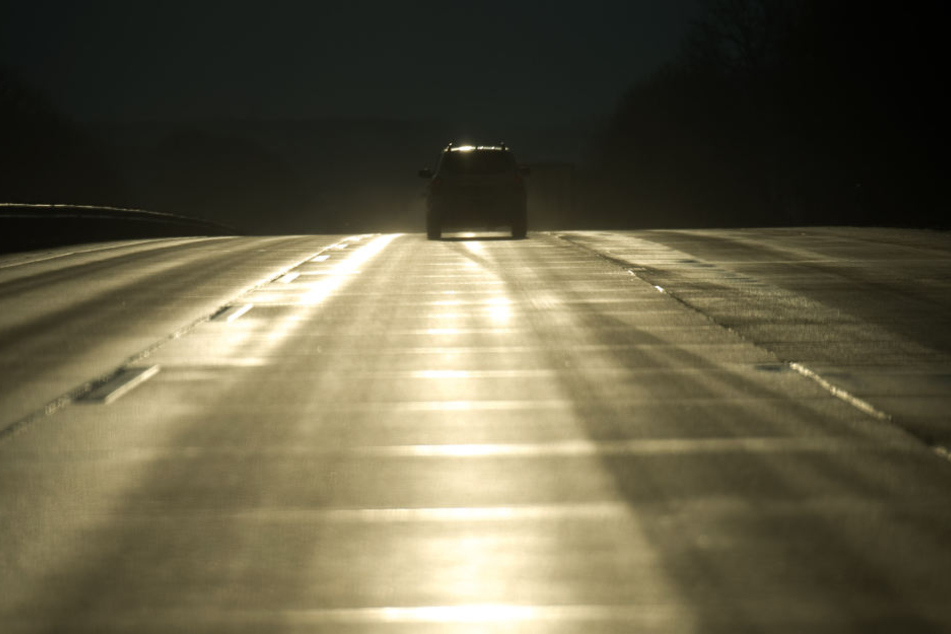 Auf mehren Straßen in Hessen kam es in der Nacht zum Dienstag zu Unfällen. (Symbolbild)
