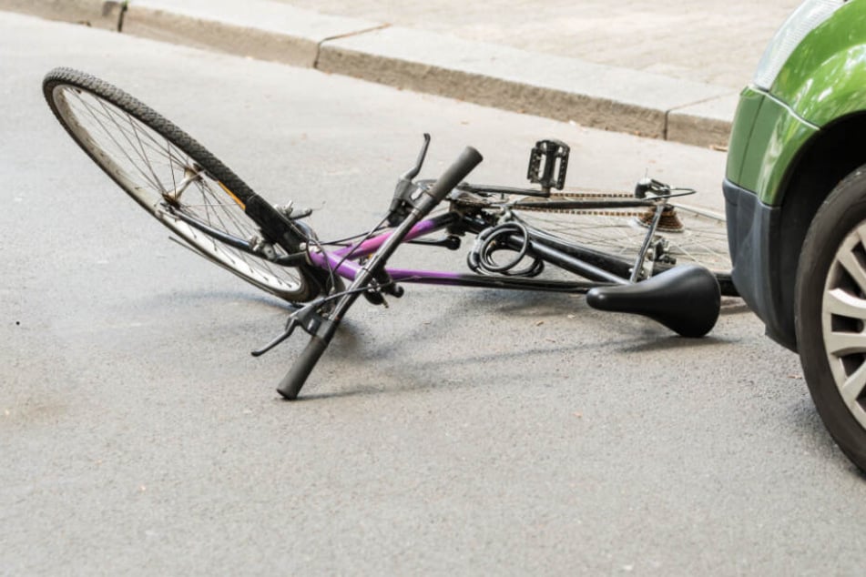Ein Fahrrad liegt auf der Straße. (Symbolbild)