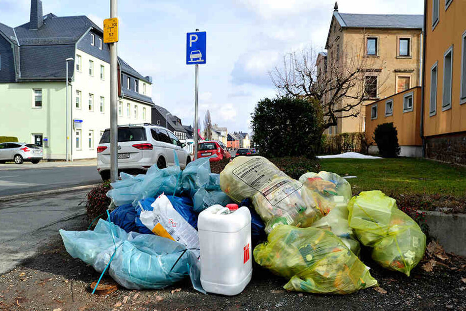 Gelbe Säcke werden am Stadtrand nur noch einmal im Monat abgeholt.
