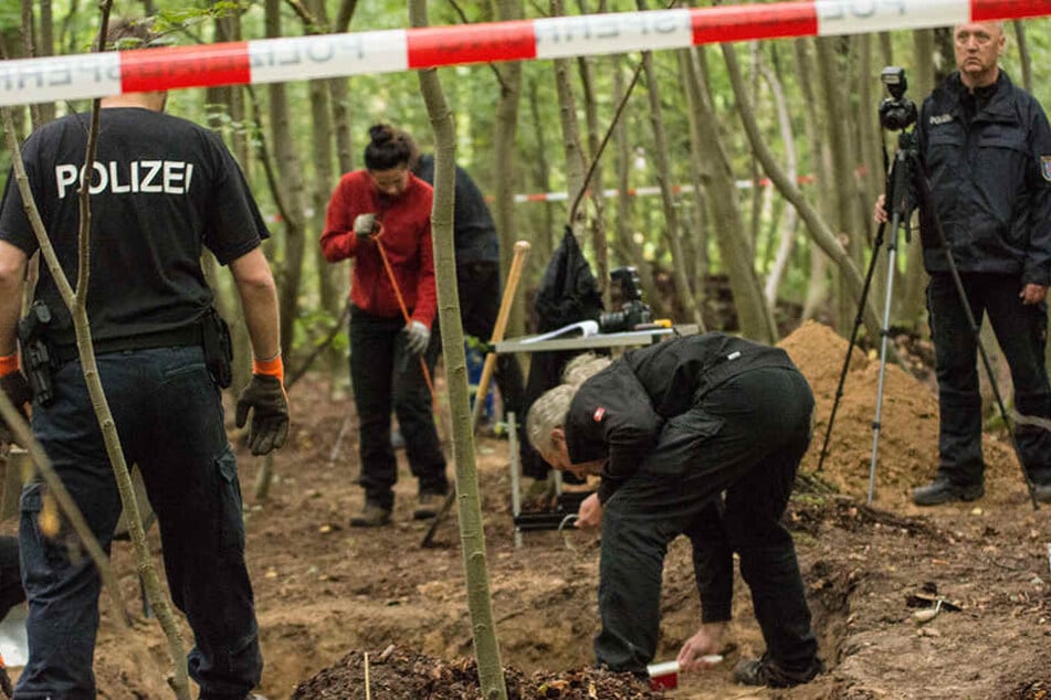 Akribisch gingen die Tatortermittler an der Fundstelle vor. Damit war nach nicht mal 48 Stunden Schluss.