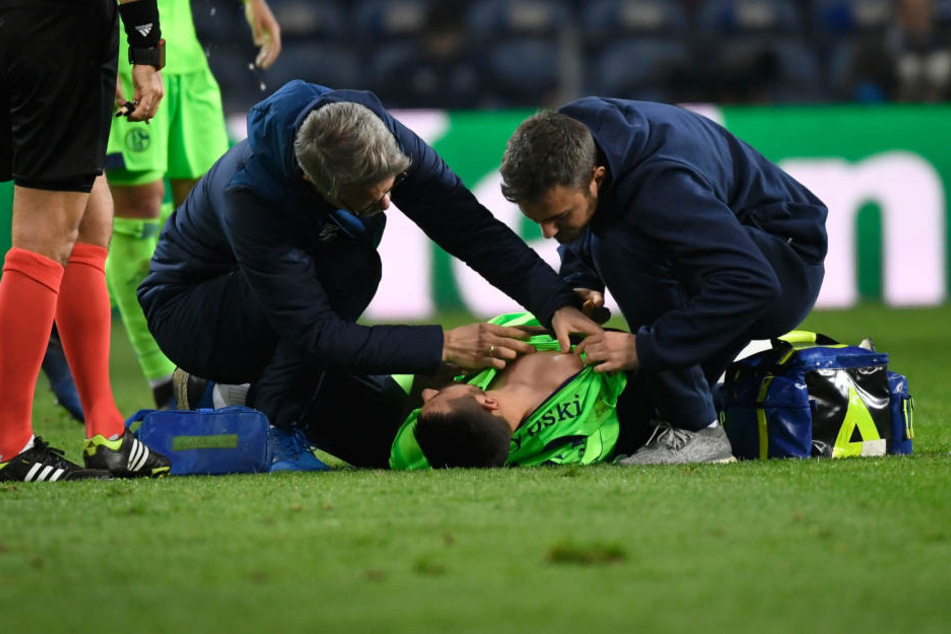 Steven Skrzybski von Schalke wird nach einer Verletzung untersucht.