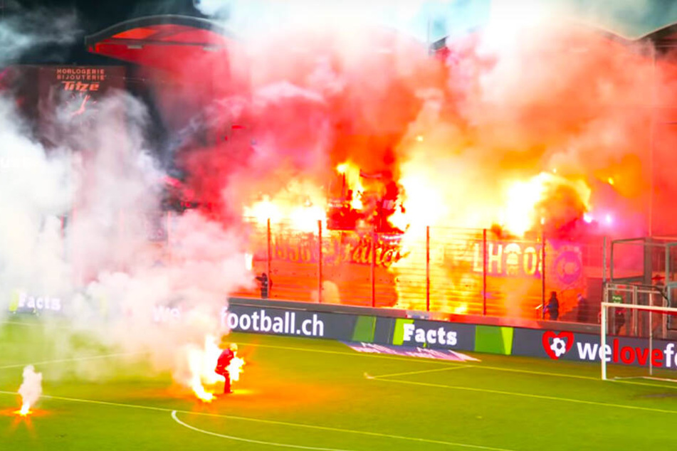 Aus dem Fanblock des Grashopper Club Zürich flogen viele brennende Fackeln auf das Spielfeld.